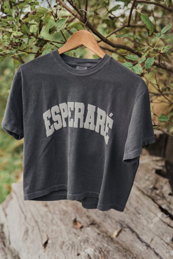 Camiseta corte cuadrado para jóvenes "ESPERARÉ" Salmo 37:7